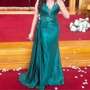 Ladivine CDS417 Emerald Satin Formal Gown – Worn Once – Excellent Condition